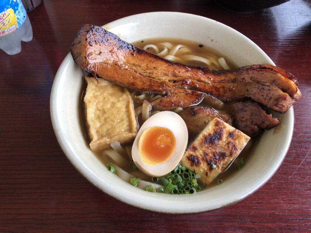 島豚家の沖縄そば（濃厚スープ）