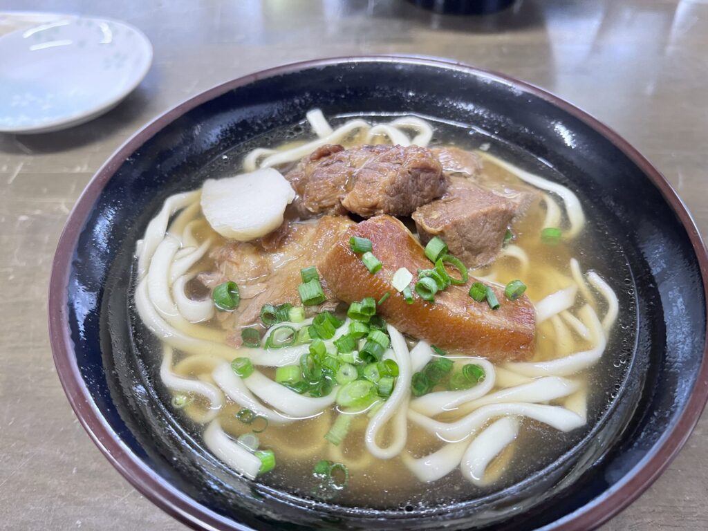 さわのやのさわのやそば（軟骨ソーキ・三枚肉）