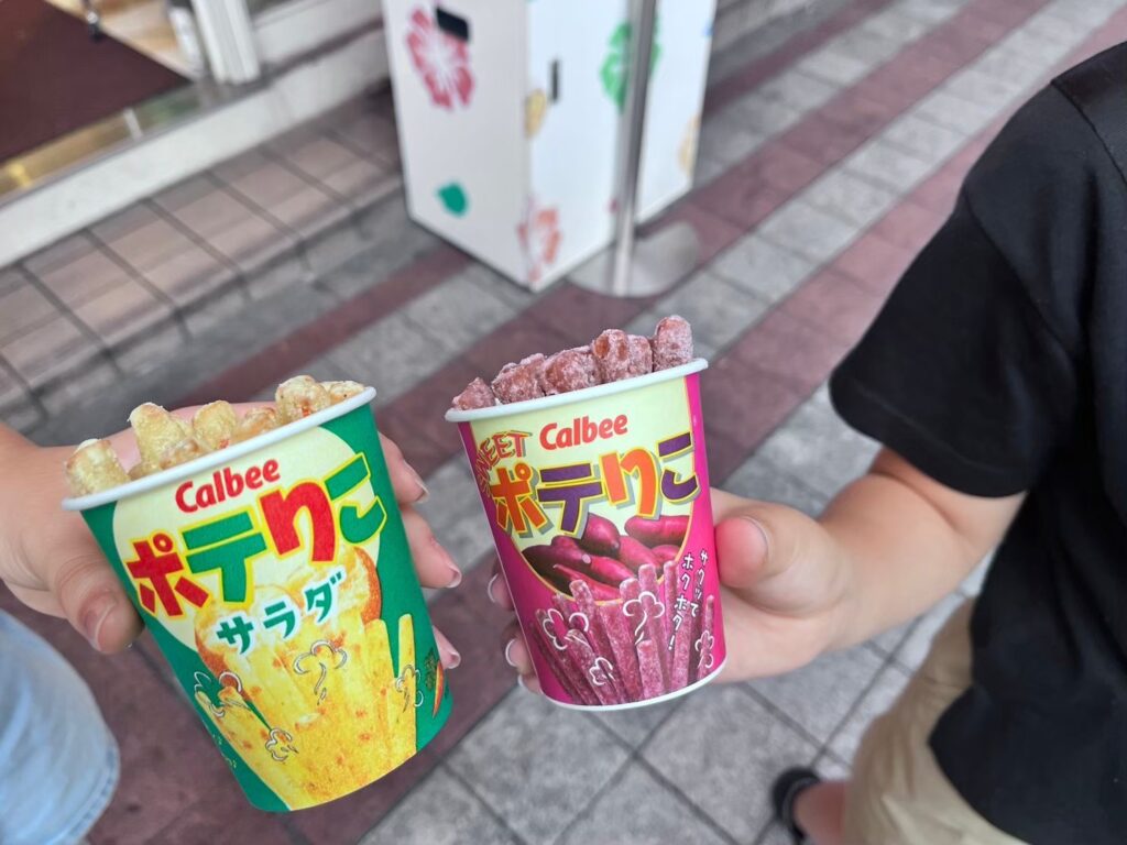 カルビープラス沖縄で揚げたてポテりこを実食した様子