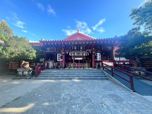 波上宮（那覇市）の境内と鳥居