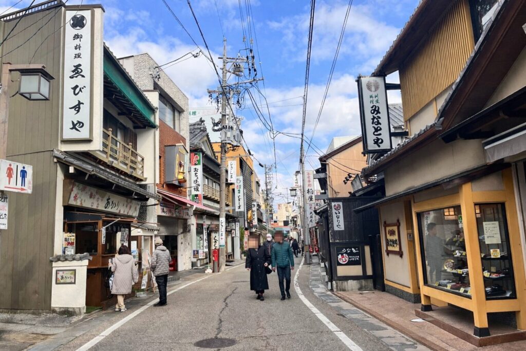 平日に訪れたおちょぼ稲荷商店街の様子（人物の顔に配慮済み）” width=