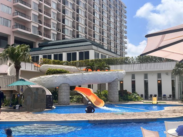 オリエンタルホテル沖縄のスライダー付きプール