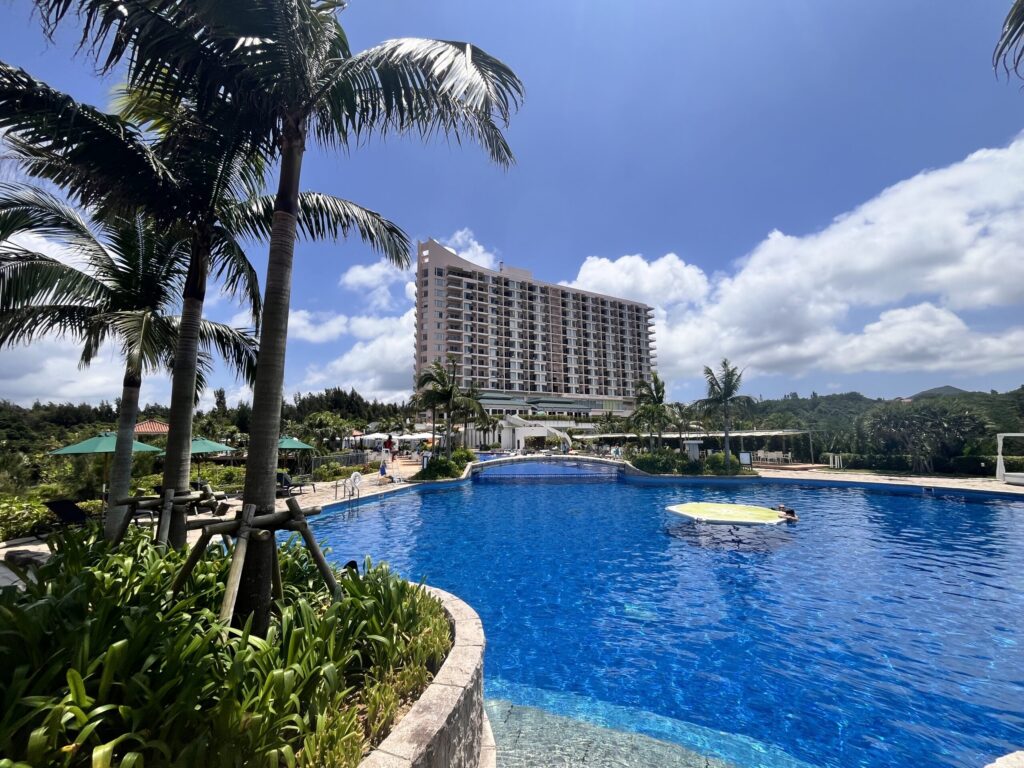 オリエンタルホテル沖縄の広々とした屋外プール