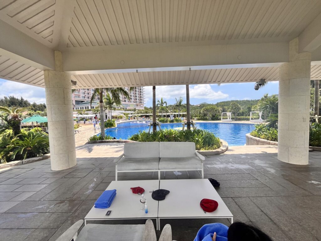 プールサイドの日陰付き休憩スペース