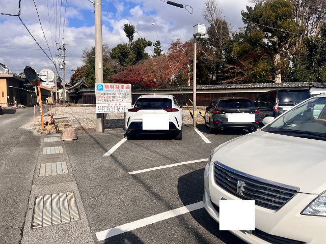 千代保稲荷神社(おちょぼ稲荷)南口側の無料駐車場の様子