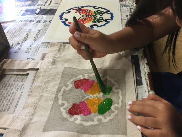 子供と体験した沖縄の紅型色付けの様子